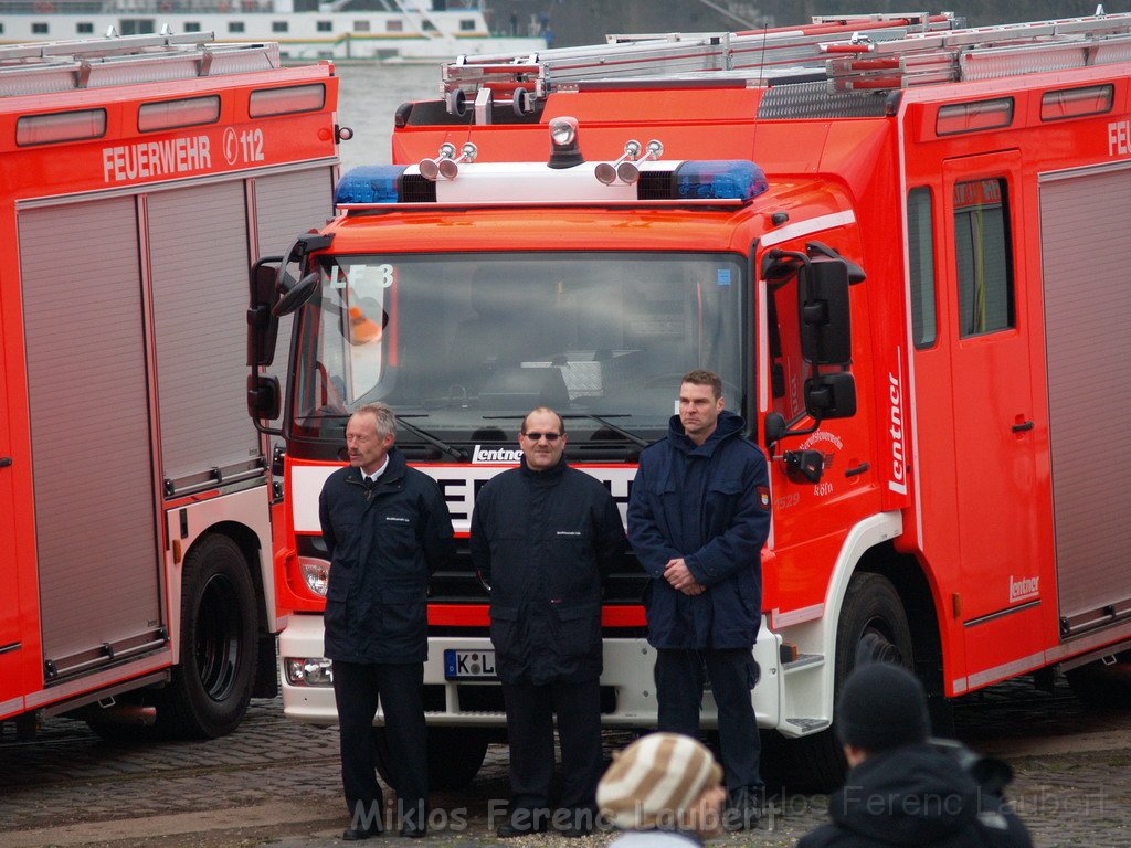 Neue LF`s fuer Koeln Uebergabe in Koeln Deutz an den Wachen  P113.JPG